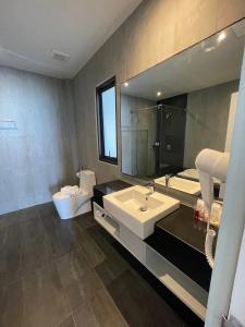 查汶常青坊度假酒店的一间带水槽、卫生间和镜子的浴室