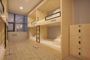 长沙天鹅之旅国际青年旅舍(长沙五一广场IFS国金中心店)的一间设有两张双层床的客房