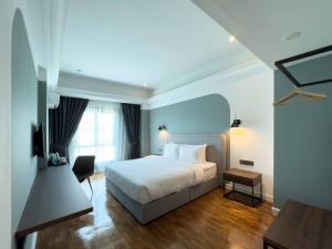 马六甲Hotel Seri Costa的卧室配有白色的床和窗户。