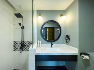 马六甲Hotel Seri Costa的一间带水槽和镜子的浴室