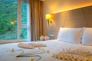 三亚三亚亚龙湾海景国际度假酒店的酒店客房,配有带毛巾的床