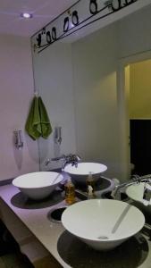 海法Superior Motel l的浴室设有2个水槽和镜子