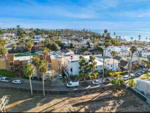 圣地亚哥La Jolla Townhouse steps away from Windansea beach的棕榈树城市的空中景观