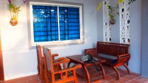 贡布Kampot Nature Villa Resort的客房设有桌椅和窗户。