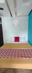埃尔讷古勒姆kvm rooms and dormitory的一张床上的床上红色枕头
