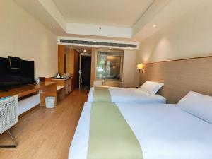 三亚三亚亚龙湾海景国际度假酒店的酒店客房设有两张床和一台平面电视。