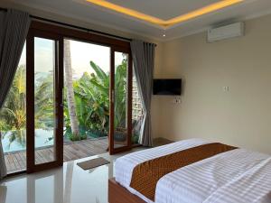 希德门Nana Suites Villa的一间卧室设有一张床和一个美景阳台