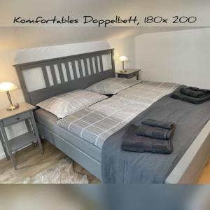 奥尔登堡Modernes Apartment in Oldenburg的一间卧室配有一张带2个床头柜的大床