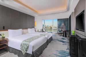 上海上海东方滨江大酒店（上海国际会议中心）的酒店客房设有一张大床和一台电视。