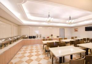 上海维也纳国际酒店(上海交大沪闵路店)的一间在房间内配有桌椅的餐厅