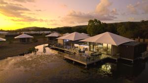 Townsville Eco Resort的享有带桌子和遮阳伞的度假村空中景致