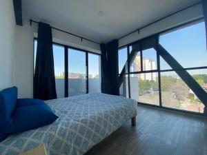 墨西哥城Right @Reforma - Beautiful condo with 2 balconies的一间卧室设有一张床和大窗户