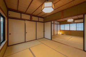 出云市Izumo Biyori - Vacation STAY 66967v的大房间设有白色储物柜和大窗户