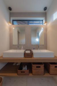出云市Izumo Biyori - Vacation STAY 66967v的一间带两个盥洗盆和大镜子的浴室