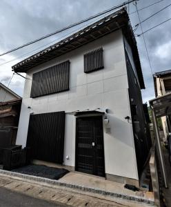 出云市Izumo Biyori - Vacation STAY 66967v的街道上一扇黑色门的白色建筑