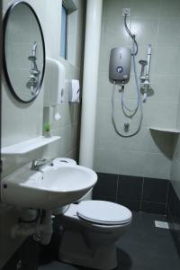 金马仑高原D'Elegant Suite - Emerald Avenue的一间带水槽、卫生间和镜子的浴室