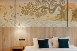 大城RUS Hotel&Convention Ayutthaya的一间卧室配有一张壁画床