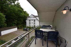 巴贝Ferienwohnung-6-15的阳台配有两把椅子和一张桌子