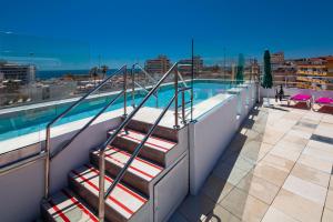 多列毛利诺斯Hotel Sireno Torremolinos - Adults Only, Ritual Friendly的通往大楼游泳池的楼梯