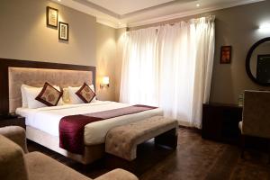 坎多林阿尔图拉斯度假酒店的一间设有大床和窗户的酒店客房