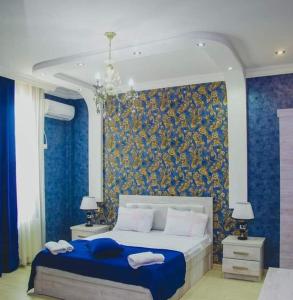 祖格迪迪Лотус的一间卧室设有一张蓝色墙壁的大床