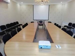 祖格迪迪Лотус的大型会议室,配有大桌子和椅子