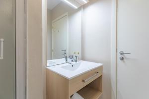 阿尔隆Appart'City Classic Arlon - Porte du Luxembourg的浴室设有白色水槽和镜子