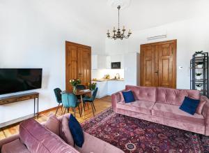 波兹南Apartamenty Strzelecka 34的客厅配有两张沙发和一台电视机