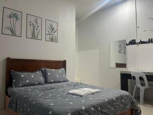 米里Joyful homestay Miri的一间卧室配有一张床和一张书桌
