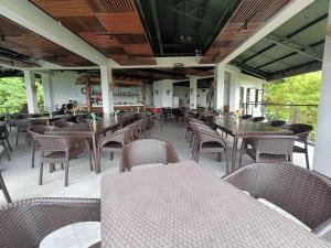 宿务Mist Mountain Resort powered by Cocotel的一间带木桌和桌椅的餐厅