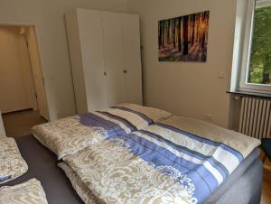卢森堡Refurbished 1BR Apartment in Limpertsberg的一张床上的被子