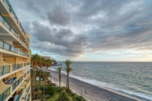 丰沙尔Oceanfront 2-bedroom Apartment in Praia Formosa的从大楼的阳台上可欣赏到海滩景色
