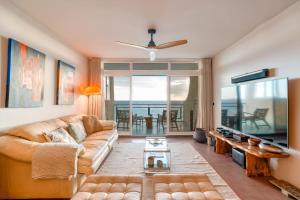 丰沙尔Oceanfront 2-bedroom Apartment in Praia Formosa的带沙发和电视的客厅