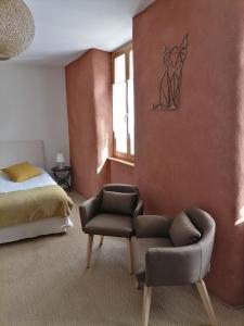 韦尔科尔地区格雷斯Auberge Buissonniere的一间卧室配有一张床、一把椅子和一张沙发