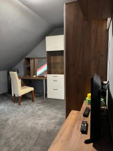 布达佩斯BRC Hostel & Car Rent Budapest的阁楼办公室,配有桌子和椅子