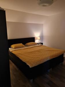 马斯梅赫伦T Karraet的一间卧室配有一张带棕色棉被的大床