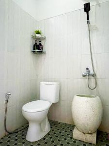 班图尔Homestay Kamar Tamu Sedayu的一间带卫生间和淋浴的浴室