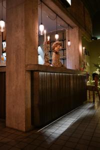 斯塔德普林斯卡尔酒店的柜台上设有长颈鹿雕像的餐厅
