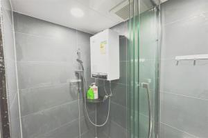 香港apt 4BR10pax, 2bar ,1mins mtr的带淋浴的浴室(带玻璃淋浴间)