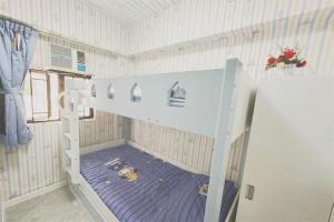 香港apt 4BR10pax, 2bar ,1mins mtr的一间卧室配有双层床