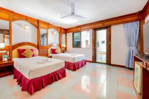 芭东海滩拉迈酒店的带窗户的客房内的两张床