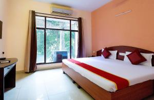 加尔各答Lake View Resort的一间卧室设有一张床和一个大窗户