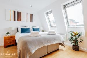 纽伯里Central 3 bed apartment at Regents Court, Newbury的一间卧室配有一张带蓝色枕头的床。