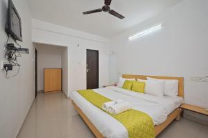 萨普塔拉Jalsa Villas的一间卧室配有一张大床和吊扇