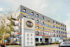 赞丹B&B Hotel Amsterdam-Zaandam的前面有标志的建筑