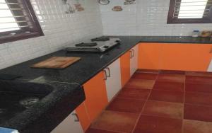 班加罗尔Mango Ville的厨房配有炉灶和台面