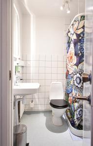 斯塔德普林斯卡尔酒店的一间带卫生间和水槽的浴室