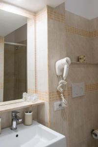 罗马Francy Guest House的浴室设有白色水槽和镜子
