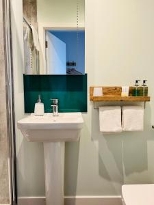 奥本Killorn Guest House的一间带水槽和镜子的浴室