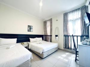 新加坡爱芬达酒店的酒店客房设有两张床和窗户。